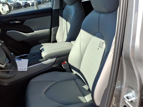 New 2026 Toyota Highlander XLE image 14