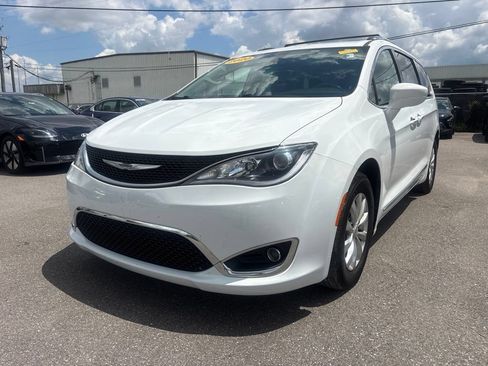 Used 2020 Chrysler Pacifica Touring-L FWD image 7