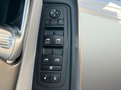 Used 2024 Chrysler Pacifica Touring-L FWD image 16
