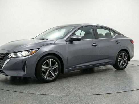 Used 2025 Nissan Sentra SV image 3