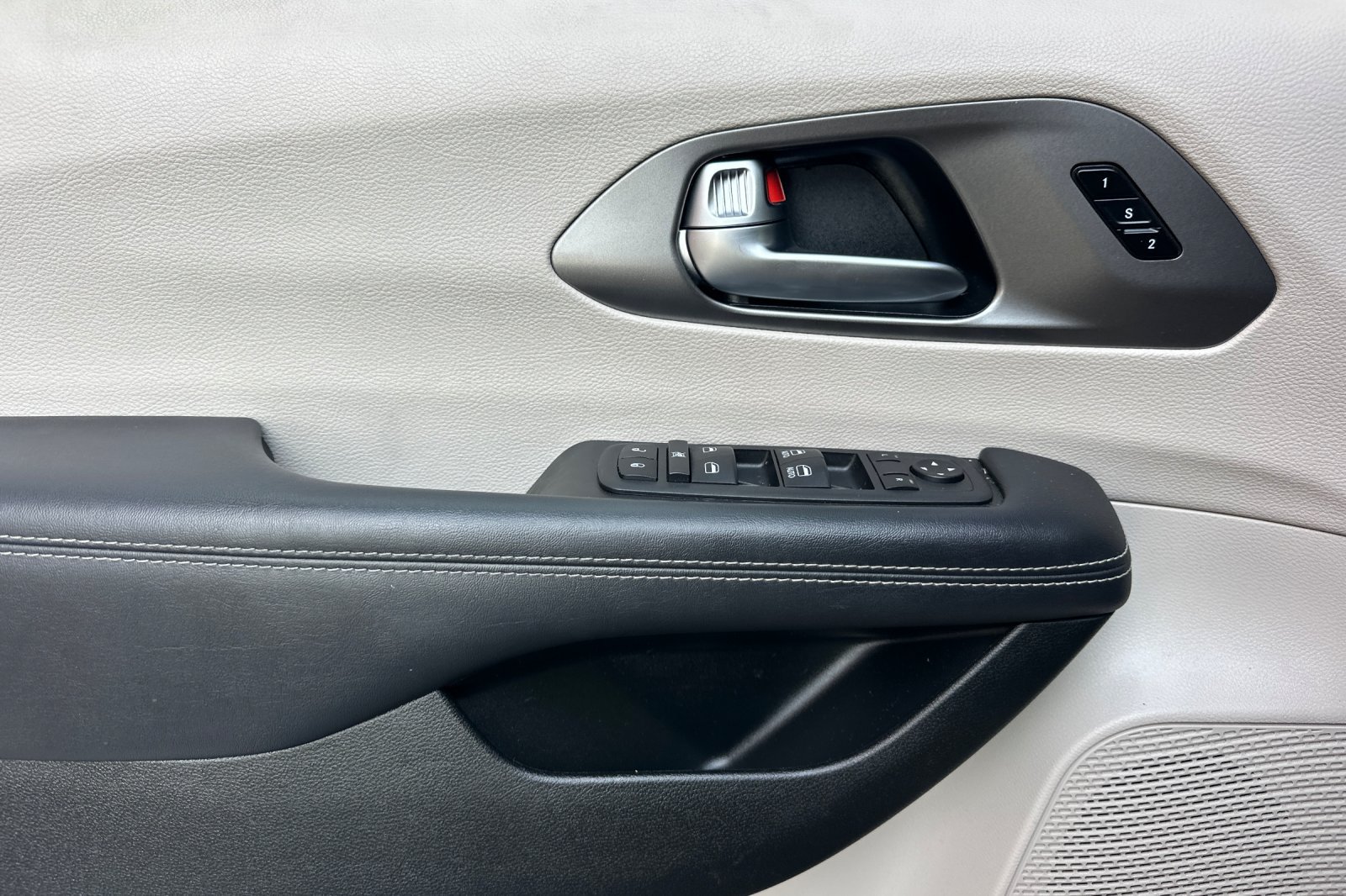 Used 2023 Chrysler Pacifica Touring-L FWD image 11