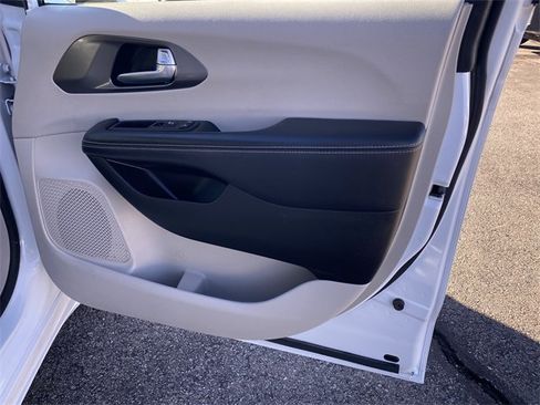 Used 2023 Chrysler Pacifica Touring-L image 33