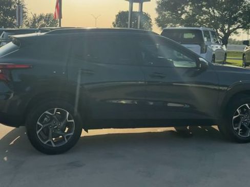 Certified 2025 Chevrolet Trax LT FWD image 9