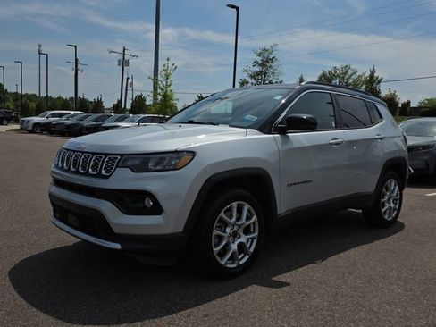 Used 2025 Jeep Compass Limited AWD/4WD image 7