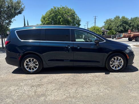 Used 2022 Chrysler Pacifica Touring-L AWD/4WD image 6