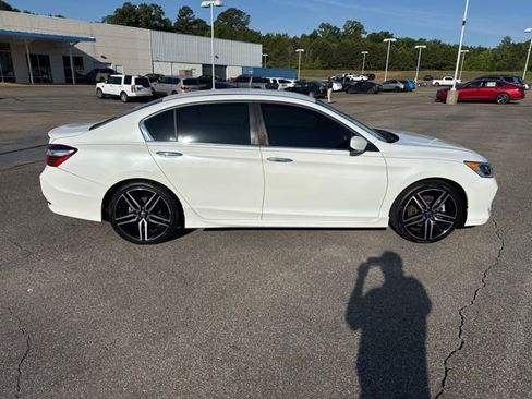 Used 2017 Honda Accord Sport image 4