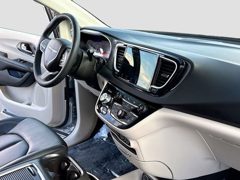 Used 2024 Chrysler Pacifica Touring-L image 5