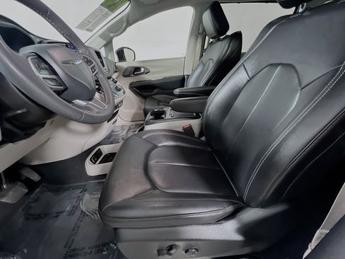 Used 2024 Chrysler Pacifica Touring-L FWD image 14