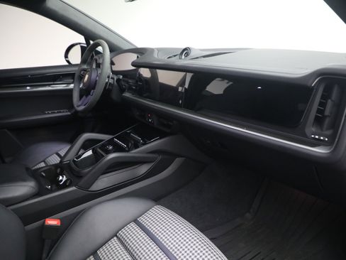 Used 2024 Porsche Cayenne S image 21