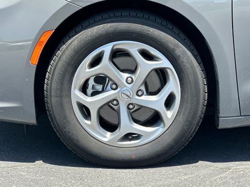 Certified 2023 Chrysler Pacifica Limited image 27