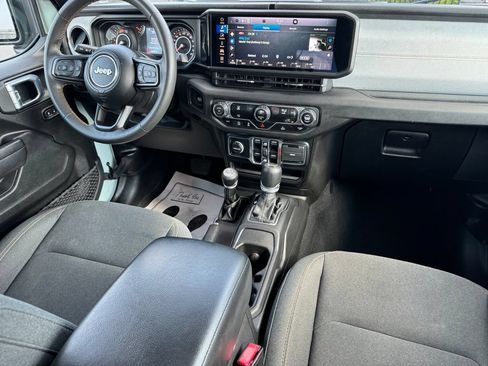 Used 2024 Jeep Wrangler Unlimited Sport AWD/4WD image 12