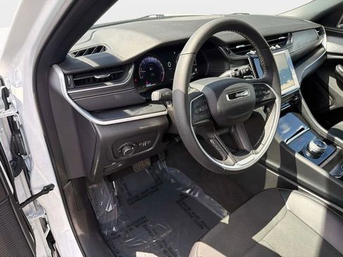 Used 2025 Jeep Grand Cherokee L Altitude image 21