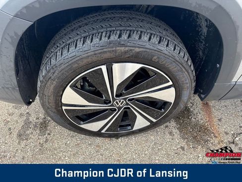 Used 2023 Volkswagen Taos SE AWD/4WD image 2