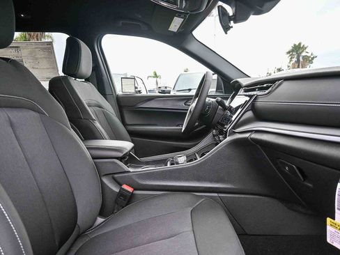 New 2025 Jeep Grand Cherokee L Laredo image 30