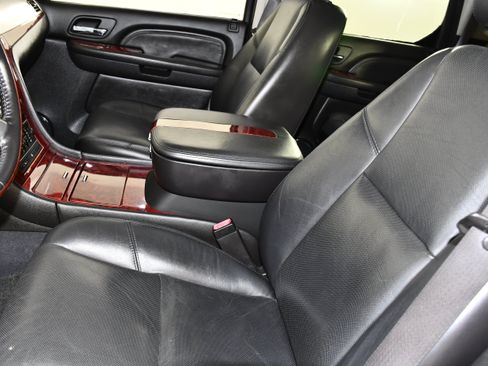 Used 2007 Cadillac Escalade AWD w/ Information Package image 38