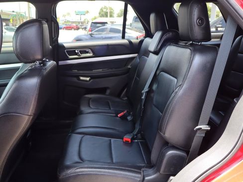 Used 2017 Ford Explorer XLT w/ Equipment Group 202A AWD/4WD image 17