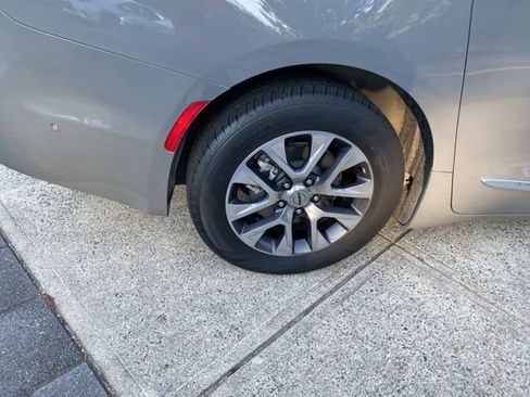 Used 2023 Chrysler Pacifica Pinnacle image 13