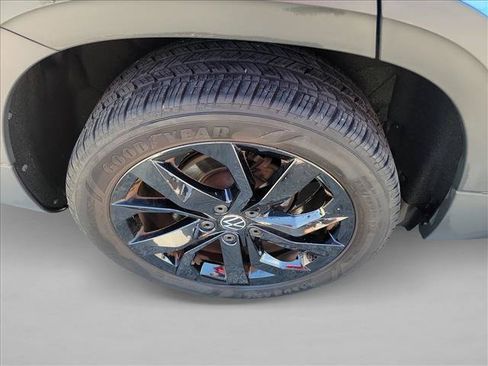 Used 2023 Volkswagen Taos SE w/ Black Wheel Package FWD image 11