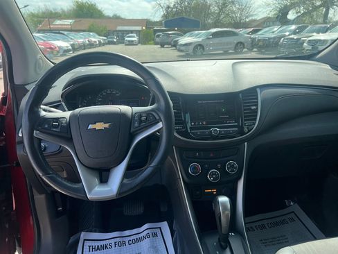 Used 2020 Chevrolet Trax LT w/ LT Convenience Package FWD image 10