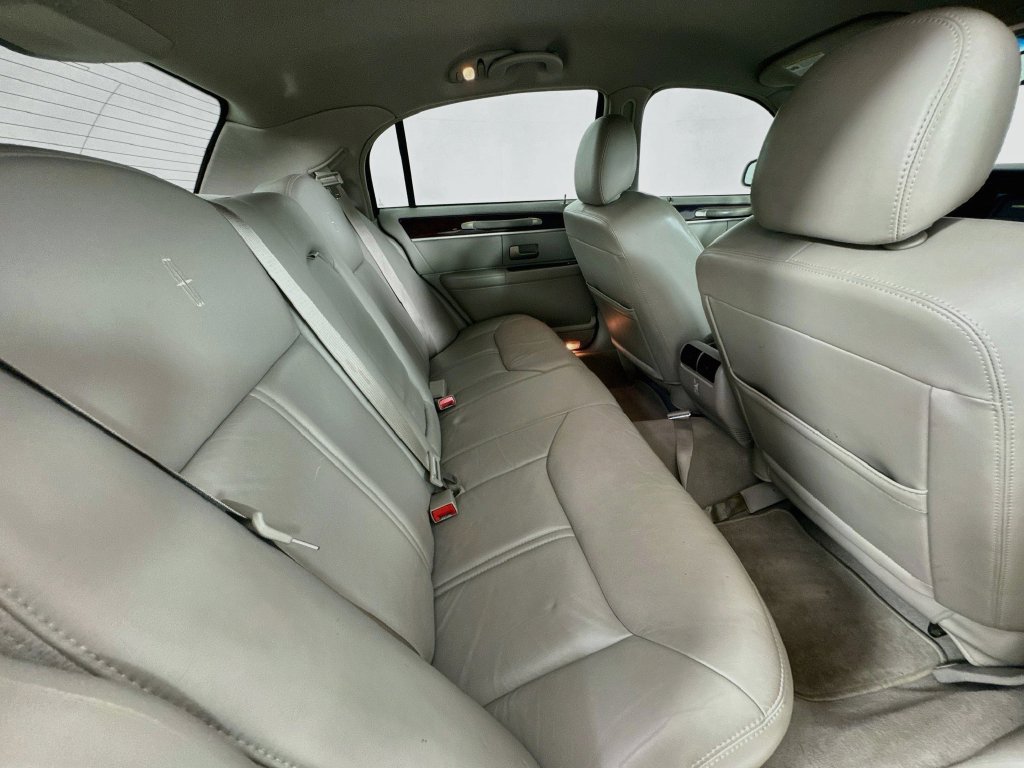 Used 2007 Lincoln Town Car Signature Limited RWD image 29