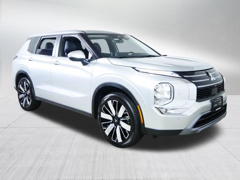 Used 2025 Mitsubishi Outlander SE AWD/4WD image 1