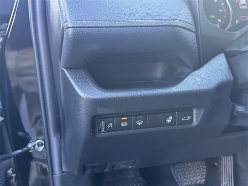 Used 2022 Toyota RAV4 XLE Premium image 16