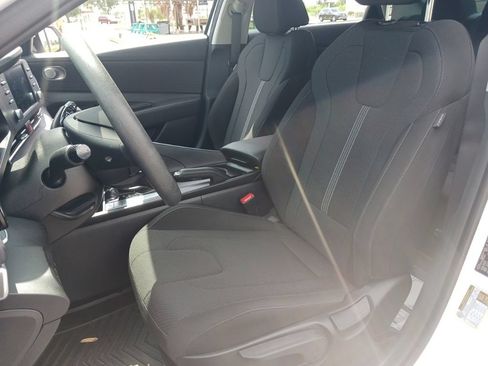 Used 2025 Hyundai Elantra SE FWD image 10