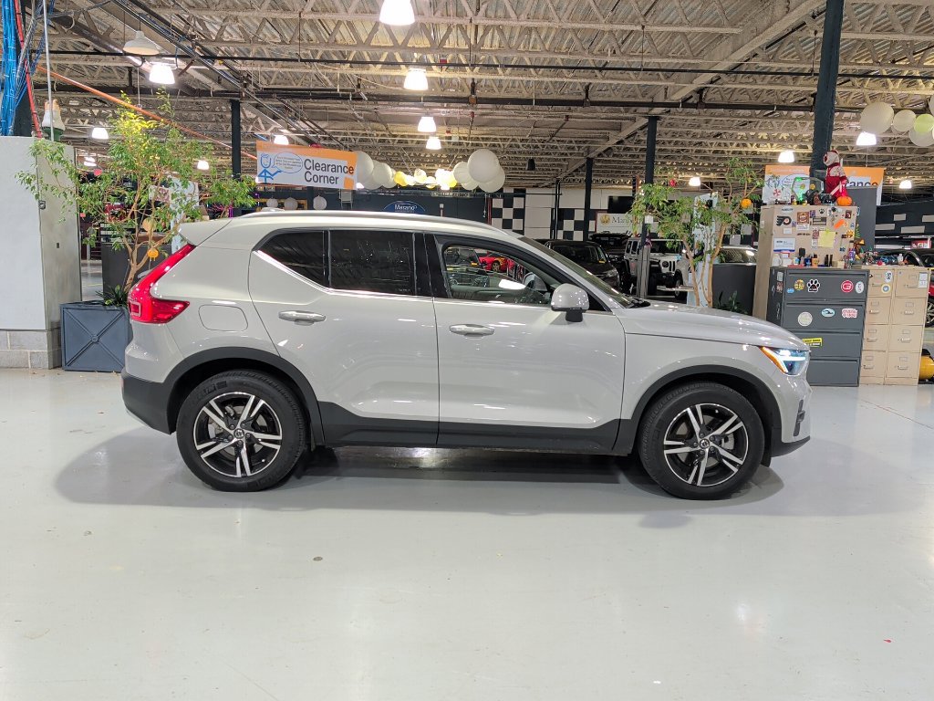 Used 2023 Volvo XC40 B5 Plus AWD/4WD image 6