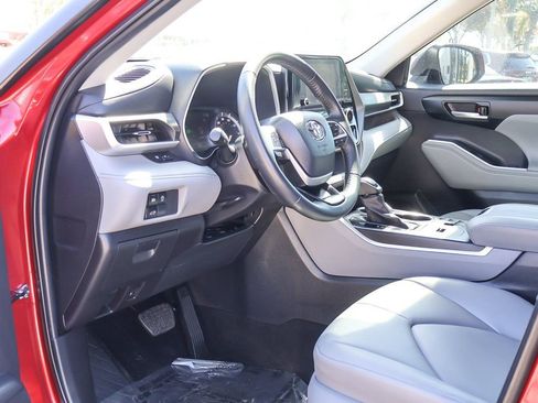 Used 2023 Toyota Highlander XLE image 27