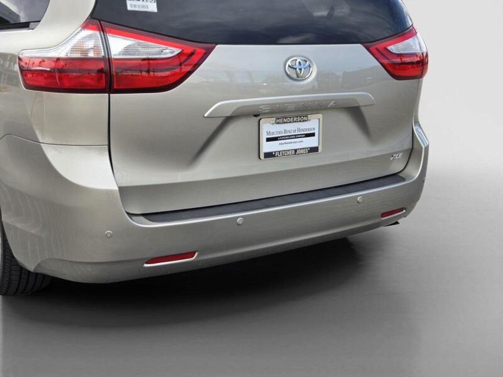 Used 2017 Toyota Sienna XLE Premium FWD image 4