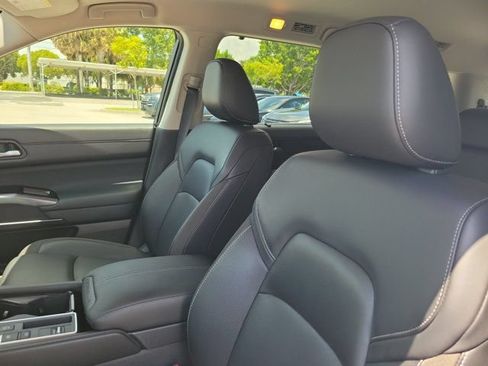 Certified 2024 Nissan Pathfinder SL FWD image 17