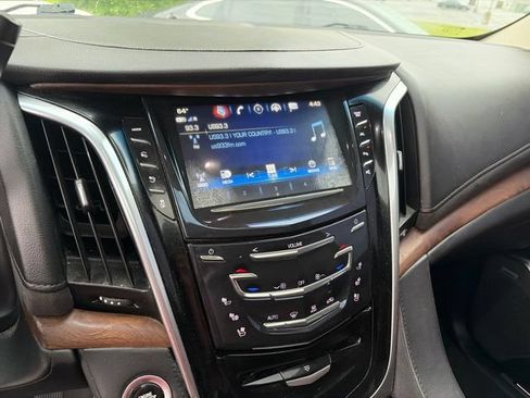 Used 2019 Cadillac Escalade ESV Luxury AWD/4WD image 19