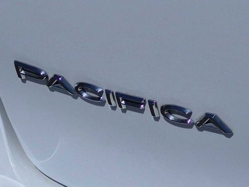 Used 2024 Chrysler Pacifica Touring FWD image 11