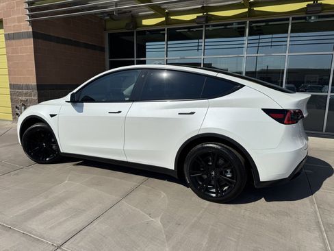 Used 2022 Tesla Model Y Long Range image 5