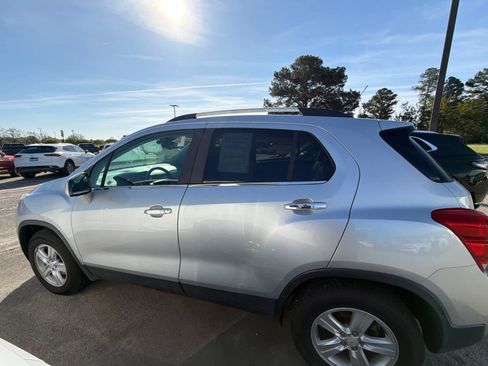 Used 2017 Chevrolet Trax LT w/ LT Convenience Package AWD/4WD image 57