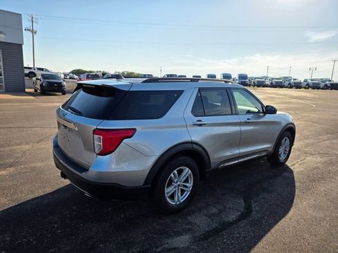 Used 2021 Ford Explorer XLT w/ Equipment Group 202A AWD/4WD image 7