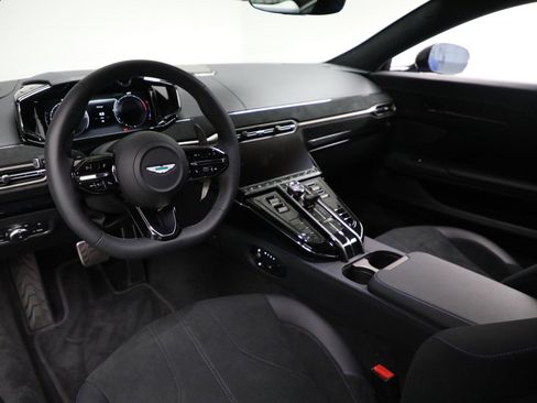 Used 2025 Aston Martin V8 Vantage Coupe image 17