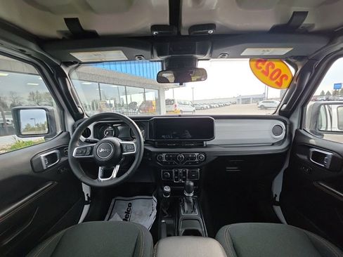 Used 2025 Jeep Wrangler Unlimited Sahara AWD/4WD image 17