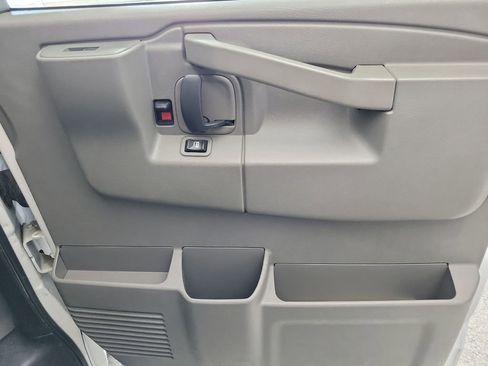 Used 2017 GMC Savana 2500 RWD image 17