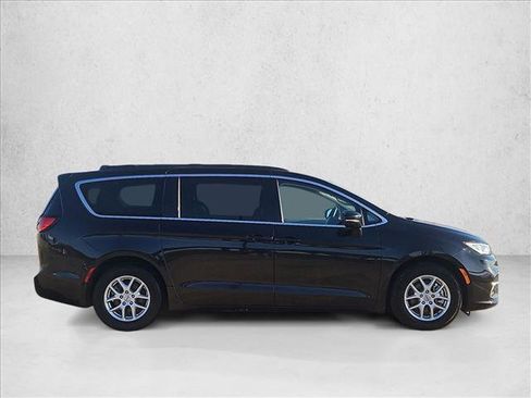 Used 2022 Chrysler Pacifica Touring-L image 4