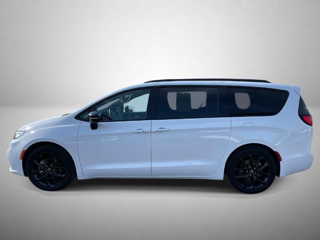 Used 2025 Chrysler Pacifica Limited FWD image 6