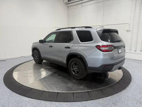 Used 2025 Honda Pilot TrailSport image 5