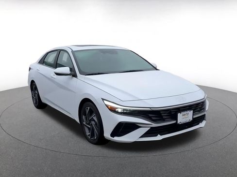Used 2025 Hyundai Elantra SEL image 3