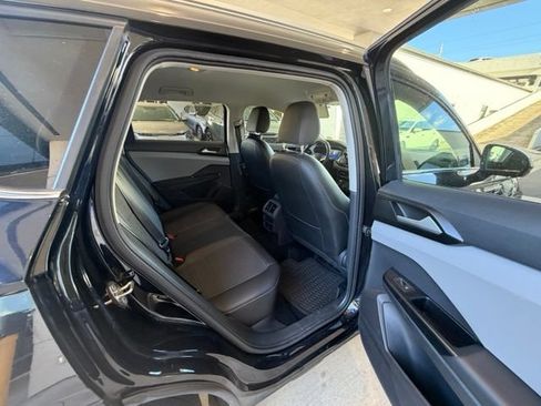 Used 2022 Volkswagen Taos SE FWD image 18