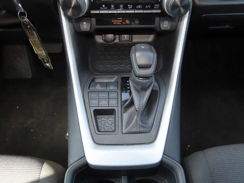 Used 2022 Toyota RAV4 LE image 21
