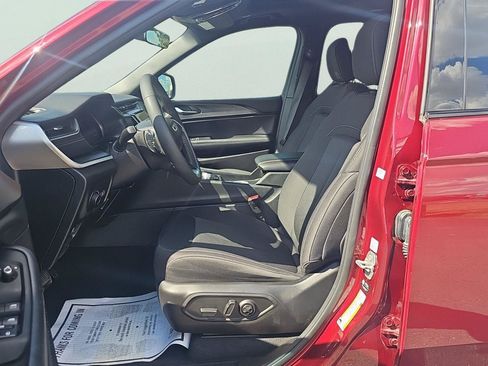 Used 2025 Jeep Grand Cherokee L Laredo RWD image 14