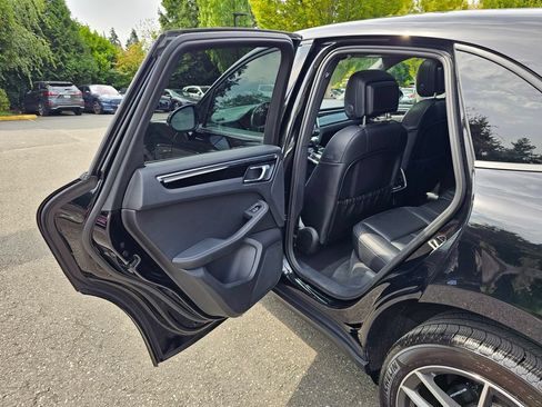 Used 2025 Porsche Macan AWD/4WD image 21