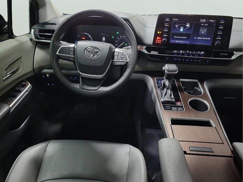 Certified 2024 Toyota Sienna XLE image 10