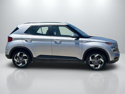 Used 2025 Hyundai Venue SEL FWD image 4