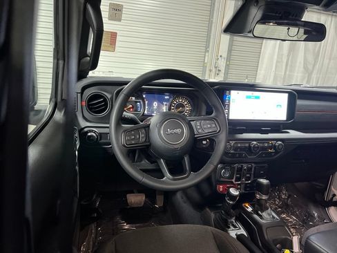 Used 2025 Jeep Wrangler Unlimited Rubicon AWD/4WD image 18